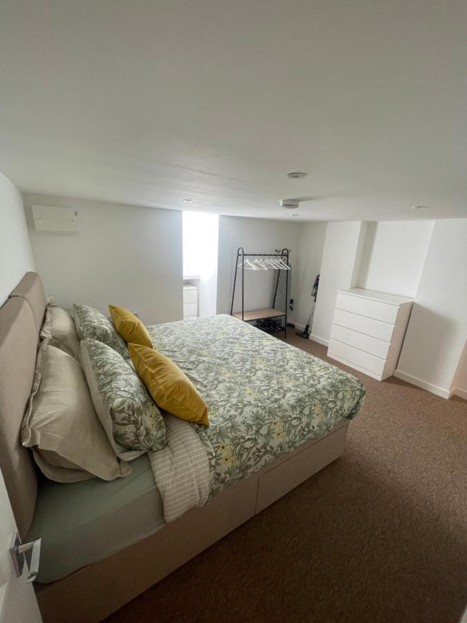 Quaint Central Basement Apartment Hereford Exterior photo